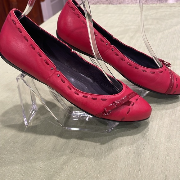 Bruno Magli red flats. Rubber soles and weaved patent bow accent. Nice Sz 37. - Picture 3 of 14
